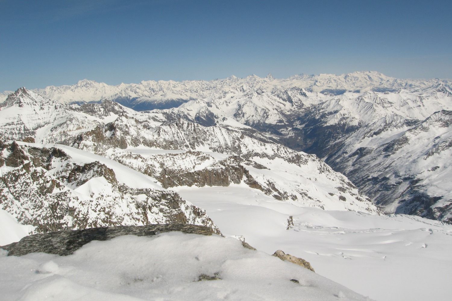 Uitzicht tot in Frankrijk en Zwitserland - Zoek de Mont Blanc en de Matterhorn