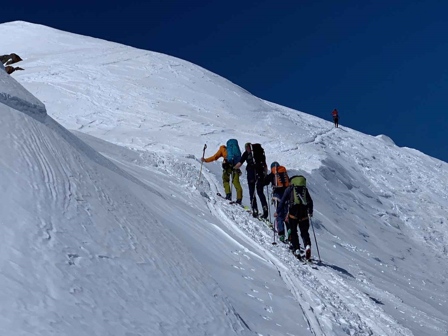 Af en toe steil omhoog. Reken ook op keiharde ochtendsneeuw