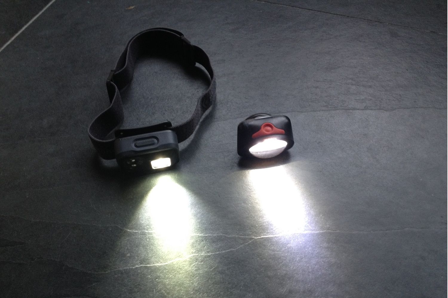 Vergelijk een oude Petzl met kevlar-koordje en een nieuwere Black Diamond