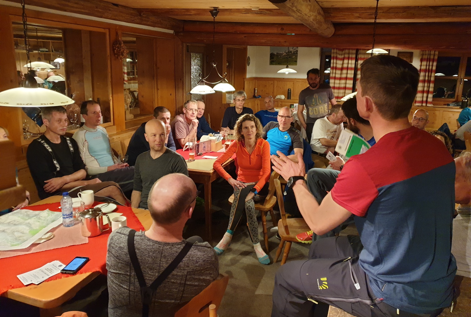 Karl neemt de plannen voor vrijdag met ons door. Met lawineniveau 3 en een matige weersvoorspelling zijn de mogelijkheden beperkt