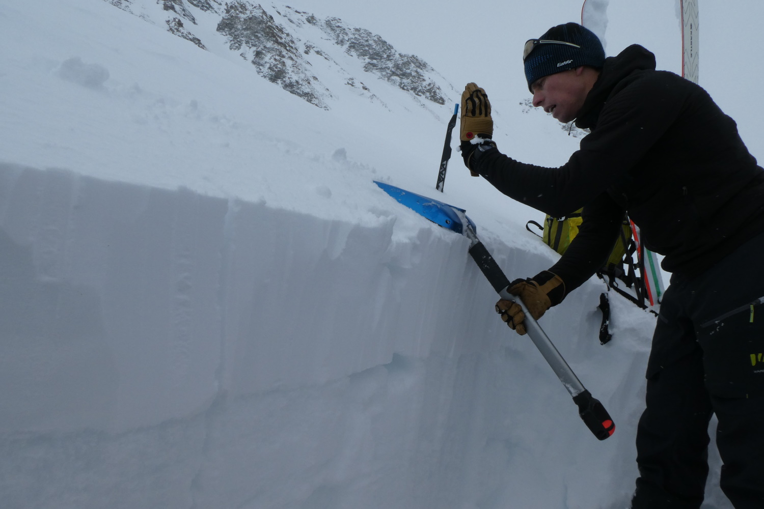 Karl maakt een sneeuwprofiel. Het toont duidelijk dat nieuwe laag slecht gebonden is met de onderlaag