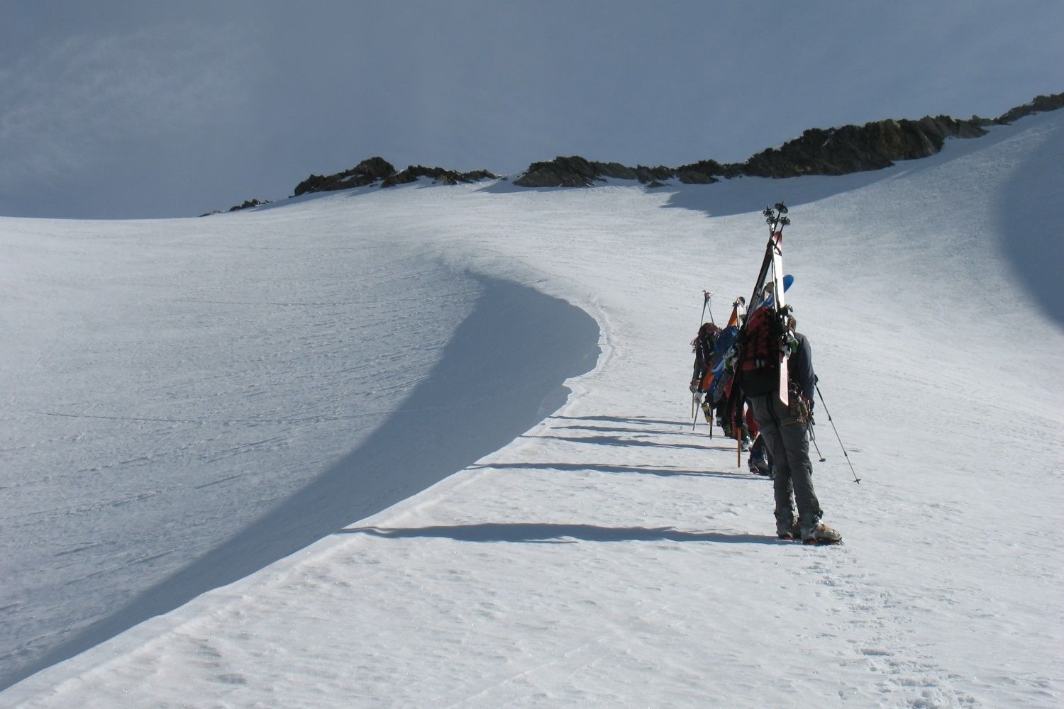 Ski's aan de zijkant van de rugzak is meest stabiel